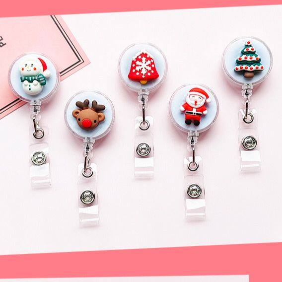 ที่ห้อยบัตรแบบมีสายดึง พร้อมตะขอคล้องกระเป๋าหรือเข็มขัด มีตัวเลือกแบบตัวละครคริสต์มาสลายต่างๆ สายยืดหดได้สูงสุด 60cm