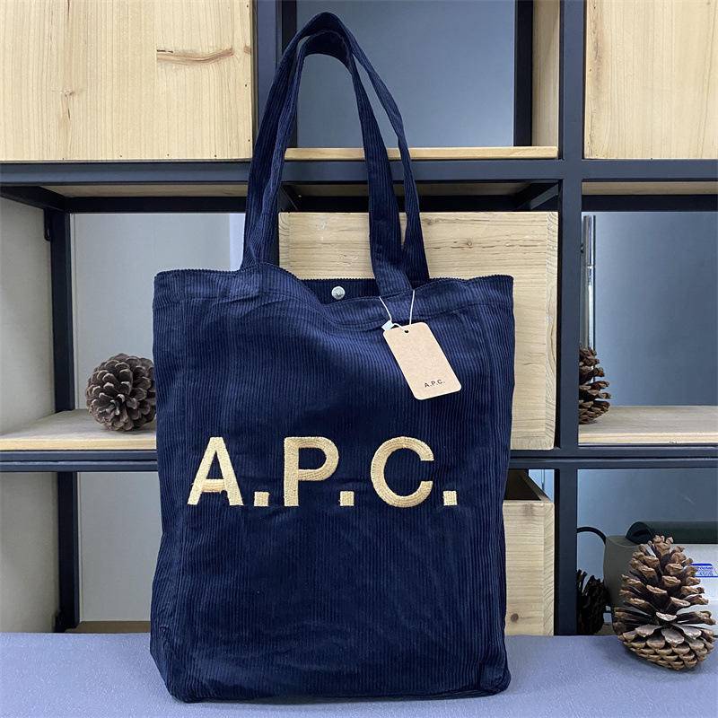 APC กระเป๋าสะพายไหล่ผ้ากํามะหยี่ปักโลโก้