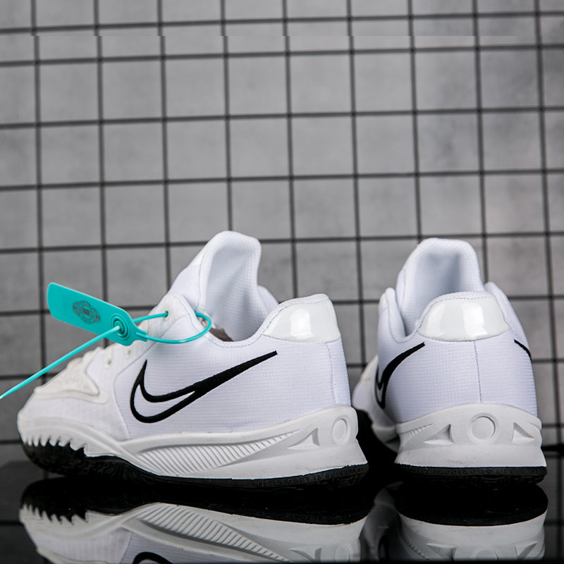 JD Sports Kyrie Irving รองเท้าบาสเก็ตบอลสำหรับผู้ชายที่มี Spikes Original Kyrie Low 4 รองเท้าบาสเก็