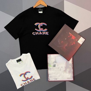 Ch 2023 ใหม่ เสื้อเชิ้ตแขนสั้น คอปก พิมพ์ลายตัวอักษร ทรงหลวม พร้อมป้ายแท็ก แฟชั่นฤดูร้อน สําหรับผู้ชาย และผู้หญิง