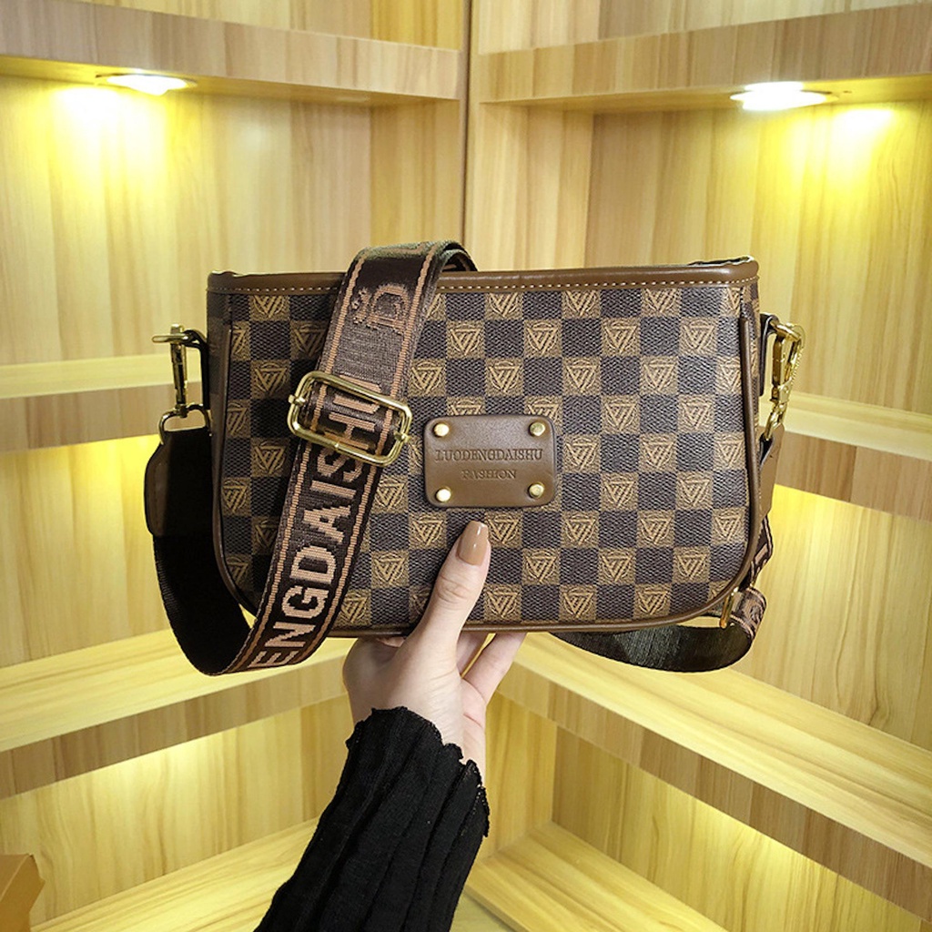 กระเป๋าสะพายข้าง ส่ง Messenger สายสปอร์ต วัสดุหนังPU ทนทานหรูหรา สะพายได้ทั้งหญิงและชาย O2 Fashion