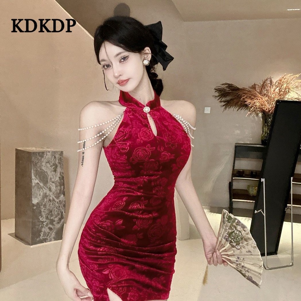 Kdkdp เซ็กซี่ สีไวน์แดง ยืนคอ ชุดเดรส ใหม่ จีน ปิดไหล่ ปรับปรุง Qipao เอวห่อสะโพก กระโปรงแยก กระโปรงสั้น