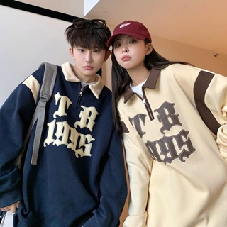 เสื้อกันหนาว คอปกโปโล พิมพ์ลายตัวอักษร ทรงหลวม สีคอนทราสต์ แบบสร้างสรรค์ เหมาะกับฤดูใบไม้ร่วง สไตล์สตรีท สําหรับผู้ชาย และผู้หญิง