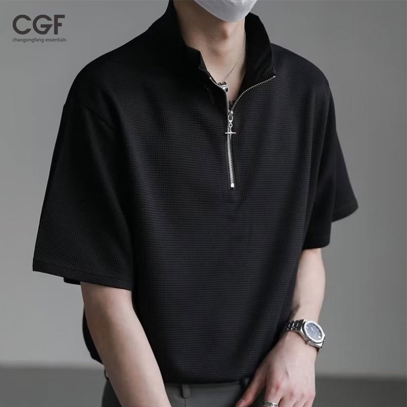 Chaogongfang-essentials เสื้อโปโลแขนสั้นลําลอง ทรงหลวม มีซิปครึ่ง สีพื้น