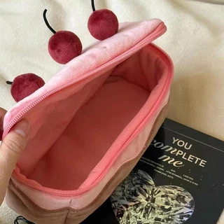 Creative Pink Cherry Plush กล่องดินสอนักเรียนความจุขนาดใหญ่กล่องดินสอเค้กกระเป๋าเก็บเครื่องเขียนอเนกประสงค์กระเป๋าเครื่องสําอาง