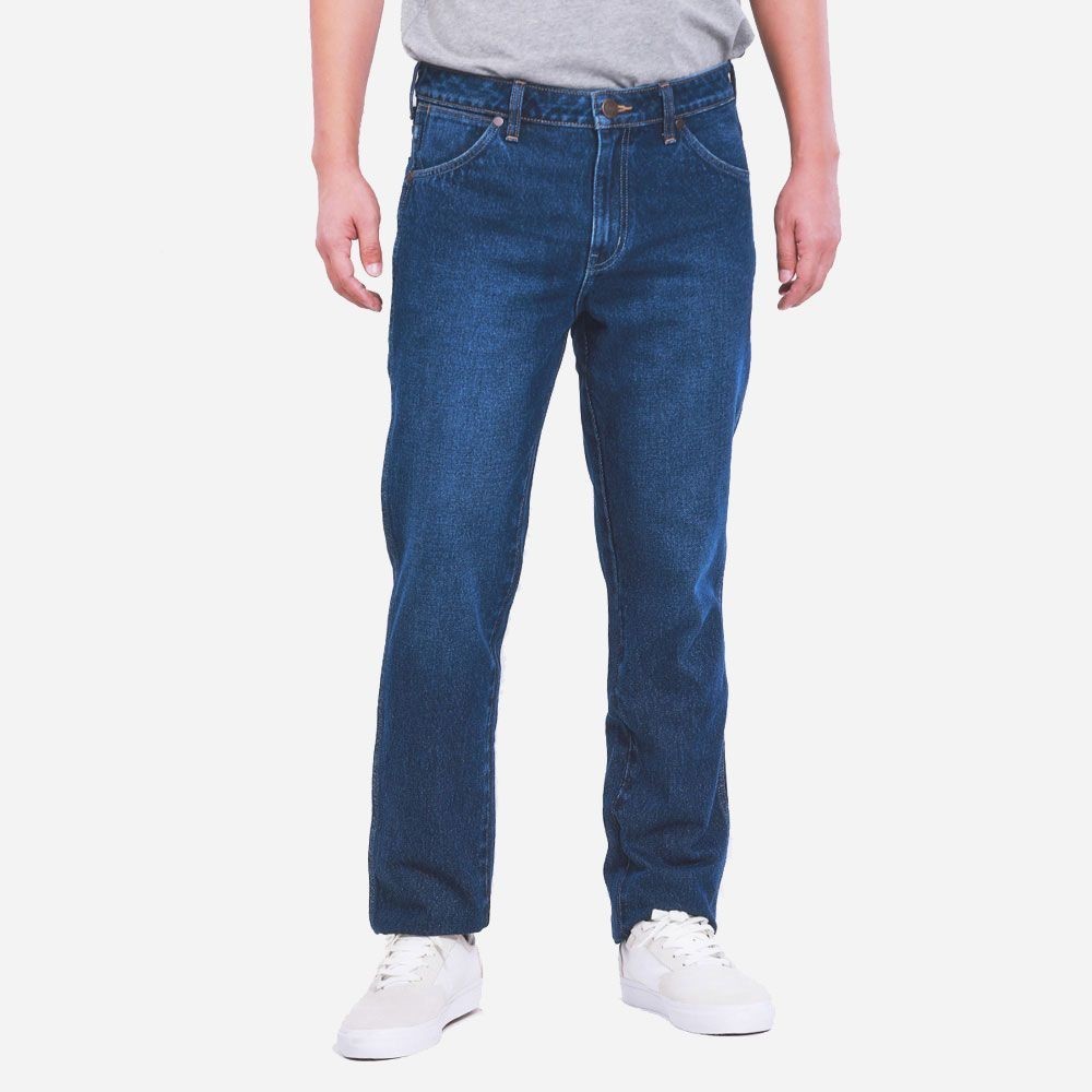 WRANGLER กางเกงยีนส์ผู้ชาย เอวกลาง ทรงตรง รุ่น WR S324MGREF04 - สียีนส์กลาง