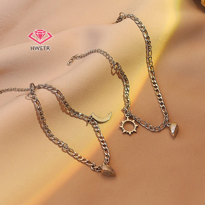 Hwetr สร้อยข้อมือสเตนเลส แม่เหล็ก รูปดวงจันทร์ ดวงอาทิตย์ หัวใจ ไม่ซีดจาง เรียบง่าย สไตล์ฮิปฮอป สําหรับคู่รัก แฟนสาว เครื่องประดับมือใหม่ 2 ชิ้น