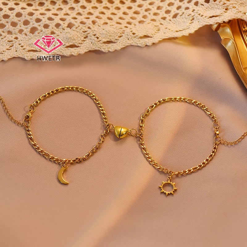 Hwetr สร้อยข้อมือสเตนเลส แม่เหล็ก รูปดวงจันทร์ ดวงอาทิตย์ หัวใจ ไม่ซีดจาง เรียบง่าย สไตล์ฮิปฮอป สําหรับคู่รัก แฟนสาว เครื่องประดับมือใหม่ 2 ชิ้น