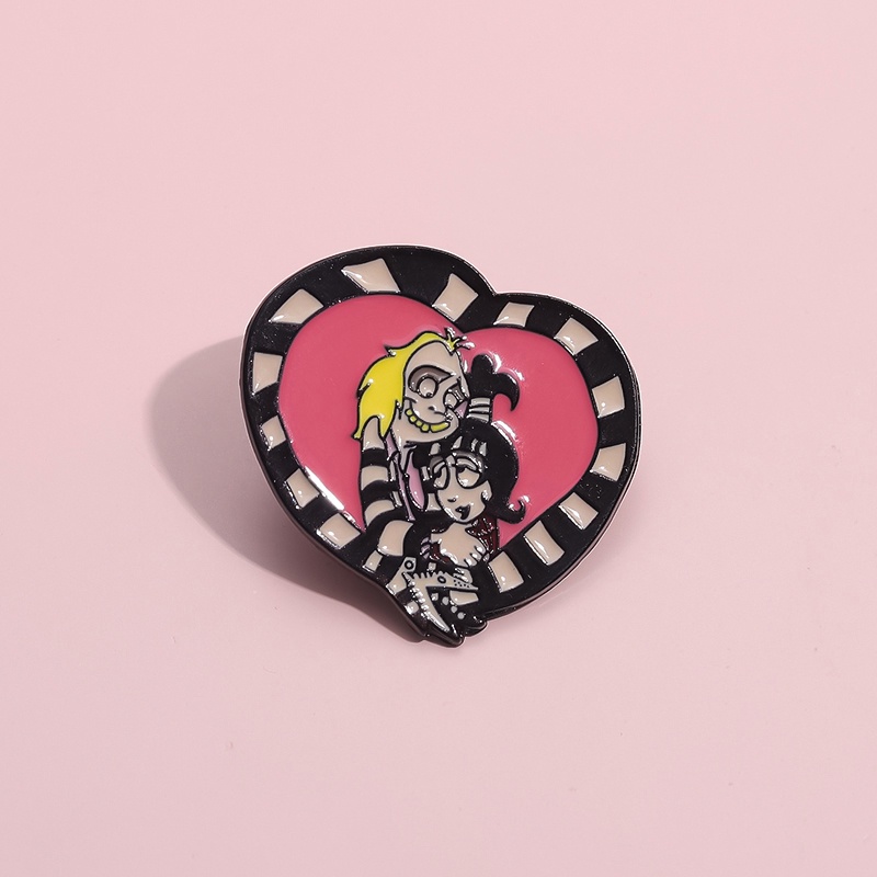 เครื่องประดับ เข็มกลัด รูปหัวใจ ลายอนิเมะ Beetlejuice Lydia Enamel Pin เหมาะกับของขวัญ สําหรับตกแต่งกระเป๋าเป้สะพายหลัง