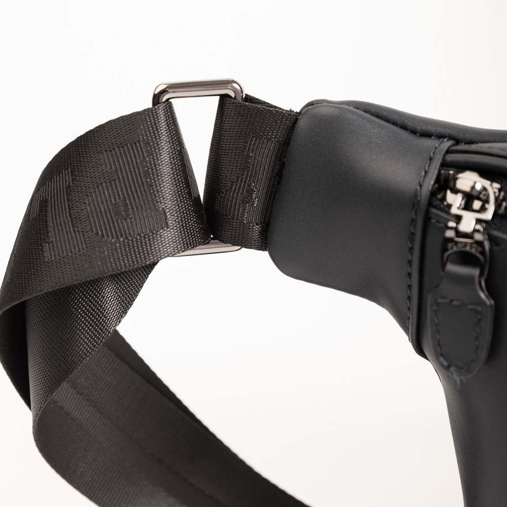 Playboy รุ่น Urban กระเป๋าคาดอกคาดเอวผู้ชาย รหัส ST-B251PBM302-BLดีไซน์แต่งขอบหนังสกรีนลายเส้นเอียงซิบหน้า  สี Navy Blue - รูปที่ 3