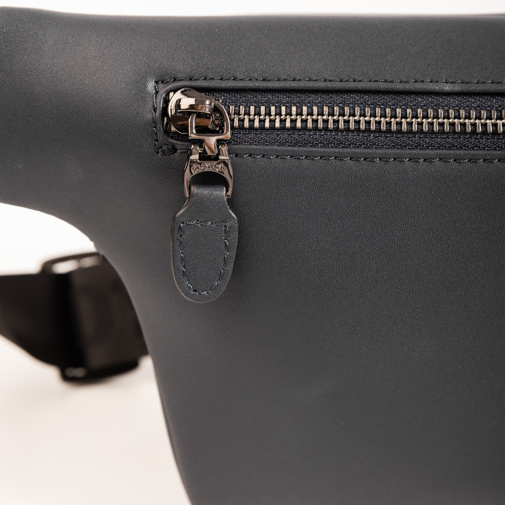 Playboy รุ่น Urban กระเป๋าคาดอกคาดเอวผู้ชาย รหัส ST-B251PBM302-BLดีไซน์แต่งขอบหนังสกรีนลายเส้นเอียงซิบหน้า  สี Navy Blue - รูปที่ 4