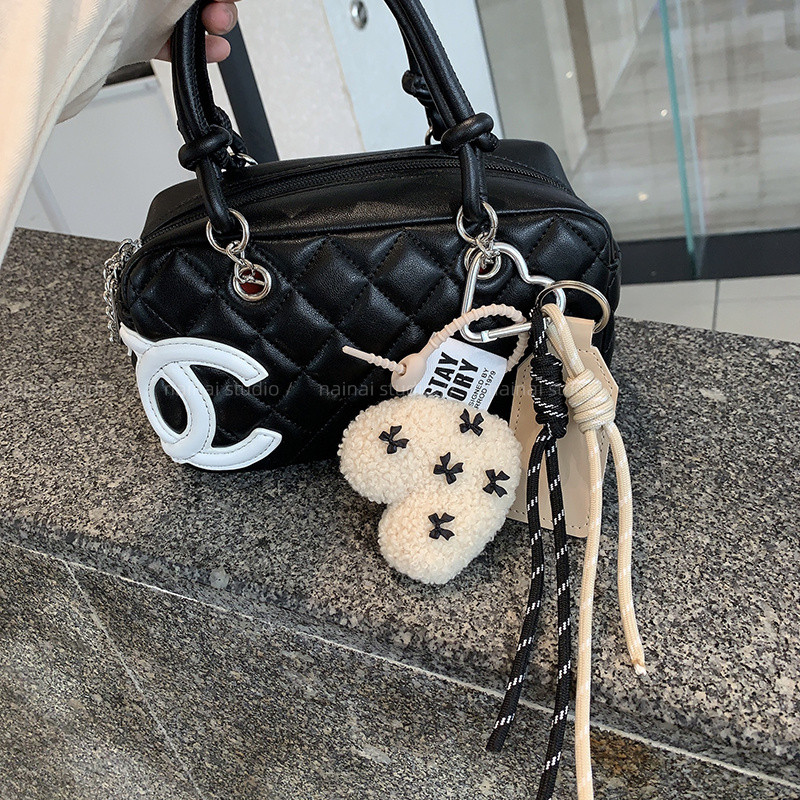 Mountaineering Buckle Lamb ขนสัตว์หัวใจจี้พวงกุญแจสําหรับกระเป๋าตุ๊กตาผีเสื้อ Knot พวงกุญแจกระเป๋าจี้ไอเดียของขวัญ