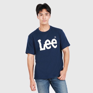 LEE เสื้อยืดแขนสั้นผู้ชาย / ผู้หญิง คอลเลคชั่น Fits Em All ทรง COMFORT รุ่น LE S123MTSSN08 สีน้ำเงิน ลี เสื้อยืด เสื้อผ้า เสื้อผ้าผู้ชาย