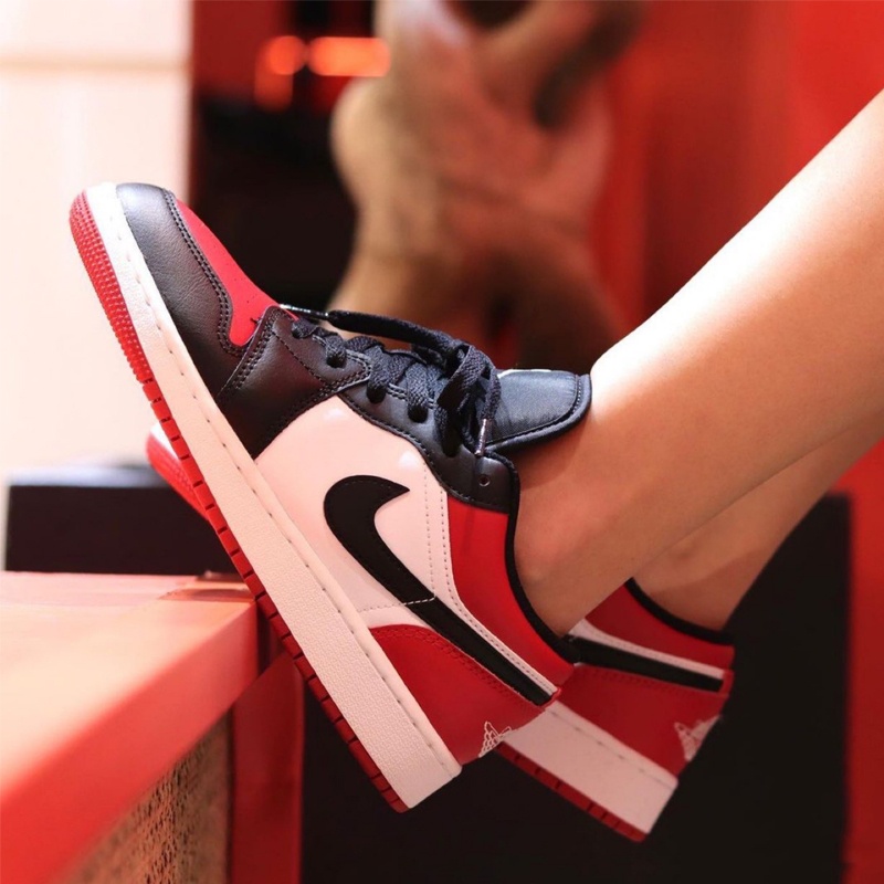 ของแท้ Nike Air Jordan 1 Low Black Toe sneakers ผ้าใบ（อุปกรณ์ครบ จัดส่งฟรี） รองเท้า train