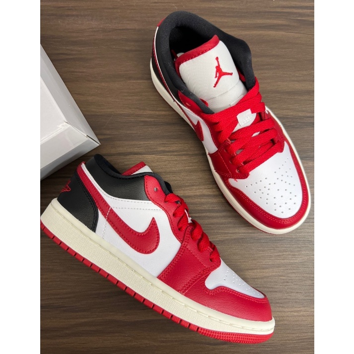 ของแท้ 100 % Nike Jordan Air Jordan 1 low สีแดง รองเท้า light