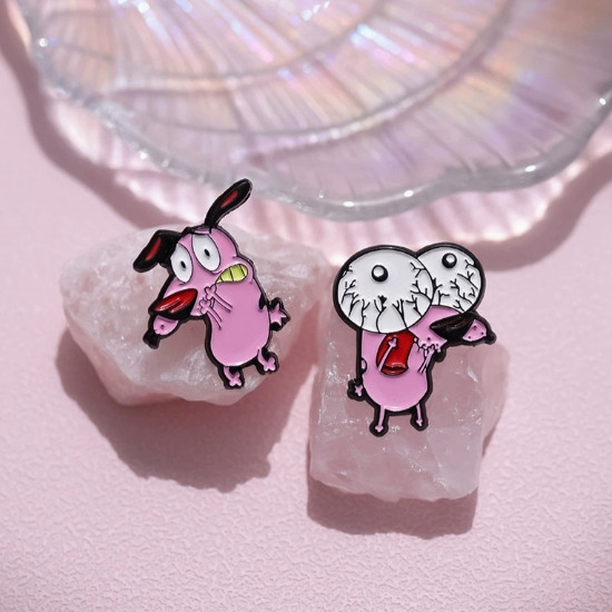Courage The Cowardly Dog Animation Puppy เข็มกลัดน่ารักตลกสีชมพูสัตว์เคลือบ Badge กระเป๋าเป้สะพายหลังอุปกรณ์เสริมของขวัญสําหรับเพื่อน