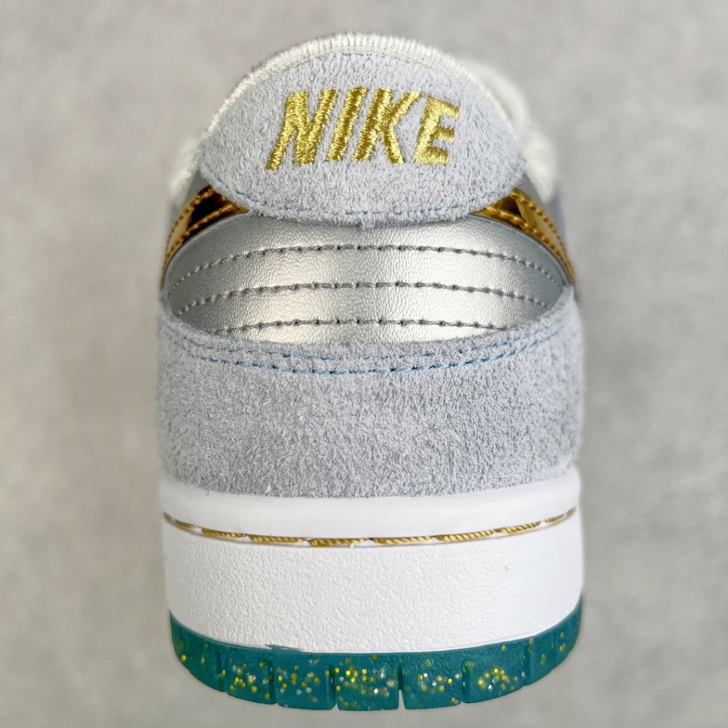 Nike Authentic Sean Cliver x SB Dunk Low  "Holiday Special" ป้องกันการลื่นไถลต่ำสวมรองเท้าผ้าใบลำลองผู้ชายผู้หญิHot sale