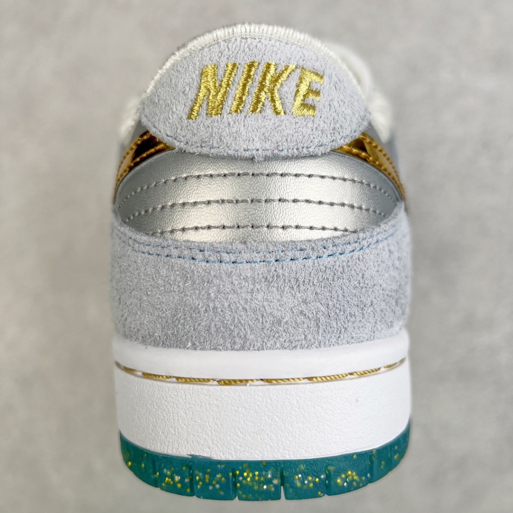 Nike Authentic Sean Cliver x SB Dunk Low  "Holiday Special" ป้องกันการลื่นไถลต่ำสวมรองเท้าผ้าใบลำลอง