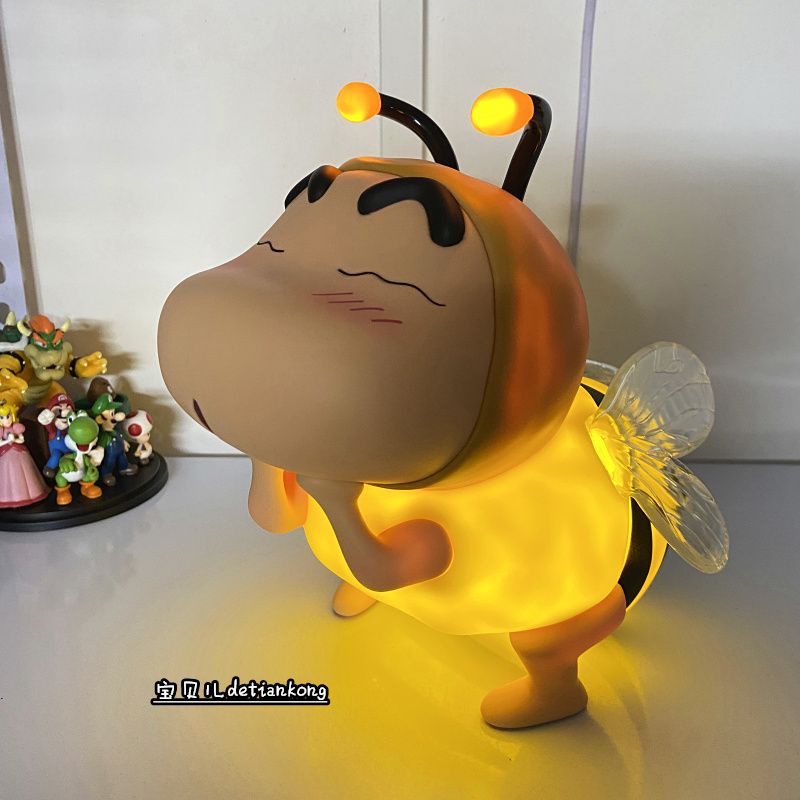 Luminous Crayon Shin-Chan ห้องนั่งเล่นอินเทรนด์เล่นตกแต่ง Bee Paiping Light รูปอะนิเมะตุ๊กตาขนาดใหญ่ Night Light ผู้ชายผู้หญิงของขวัญสําหรับเพื่อน