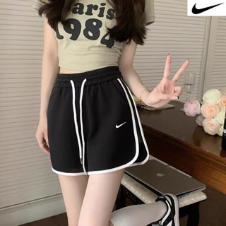 [ขายดี พร้อมส่ง] Nike ของแท้ 100% กางเกงขาสั้นลําลอง ทรงหลวม สไตล์มินิมอล เซ็กซี่ ใส่สบาย สําหรับผู้หญิง