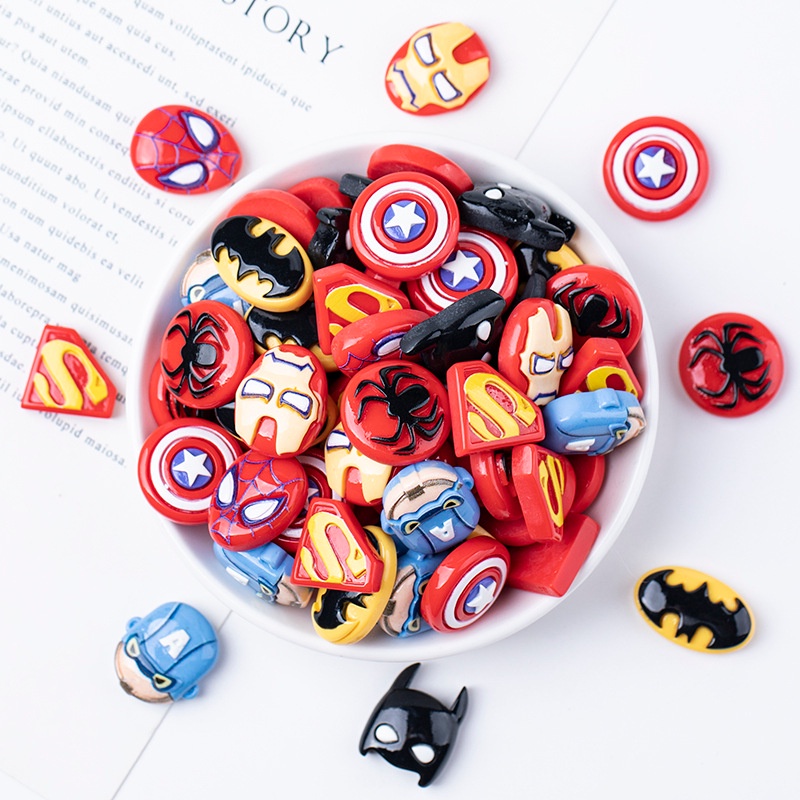 1pcs Marvel Superhero/Superman/กัปตันอเมริกา/Iron Man/Batman DIY รองเท้าหัวเข็มขัด INS รองเท้าอุปกรณ์เสริมตกแต่งสําหรับรองเท้าแตะ