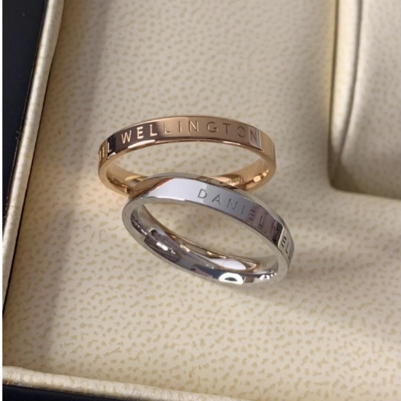 แหวนเหล็กไทเทเนียม ลายตัวอักษรภาษาอังกฤษ ระดับไฮเอนด์ เรียบง่าย เครื่องประดับแฟชั่น สําหรับผู้ชาย และผู้หญิง