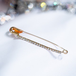 เข็มกลัด ตกแต่งด้วยเพชร เข็มกลัดตัวใหญ่ มีสีทองและสีเงิน ติด…