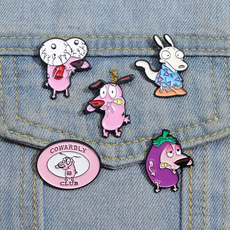 Courage The Cowardly Dog Animation Puppy เข็มกลัดน่ารักตลกสีชมพูสัตว์เคลือบ Badge กระเป๋าเป้สะพายหลังอุปกรณ์เสริมของขวัญสําหรับเพื่อน