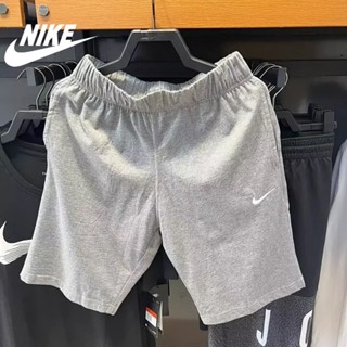 Nike ของแท้ 100% กางเกงขาสั้นลําลอง ผ้าฝ้าย ระบายอากาศ ปักลายโลโก้ ขนาดเล็ก สีเทา สําหรับผู้ชาย 905422