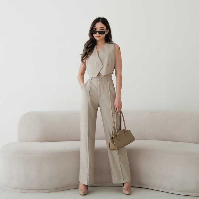 KHLOE VEST SET / ชุดสตรี / ชุดเสื้อผ้าผู้หญิง / ผู้หญิง VEST - ครีม, ML