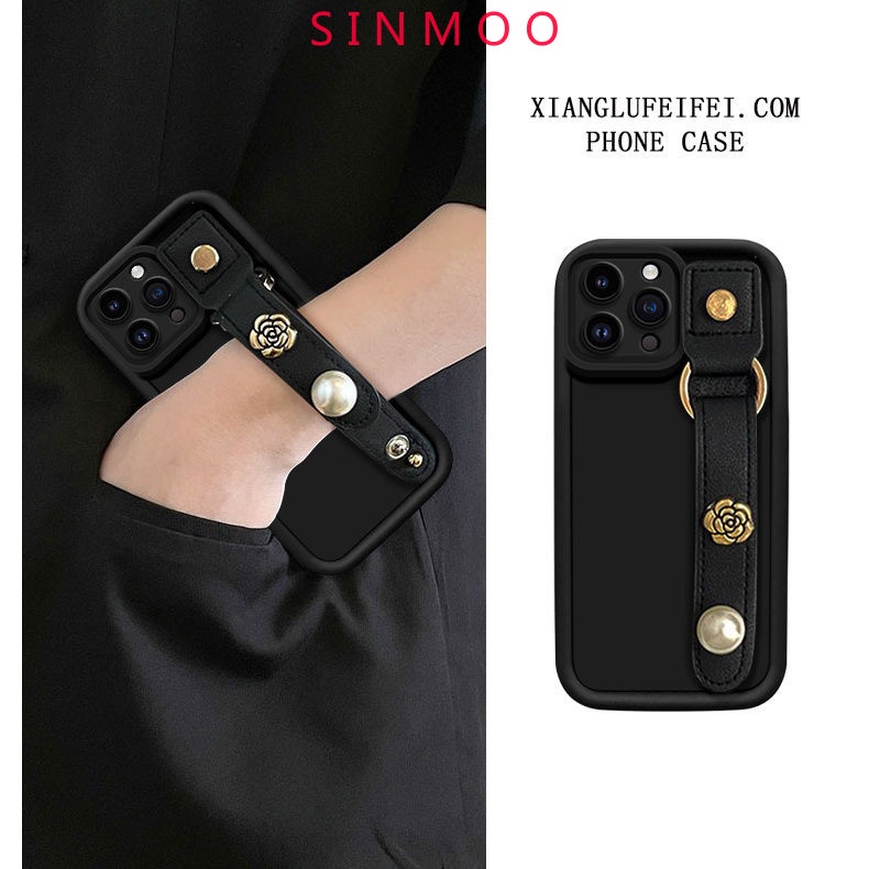 เคสโทรศัพท์มือถือ กันกระแทก ประดับไข่มุก ลายดอกคามิเลีย พร้อมสายรัดข้อมือ สําหรับ IPhone 15 14 Pro Max 11 13 12 Pro Max X Xs Xr 7 8 Plus