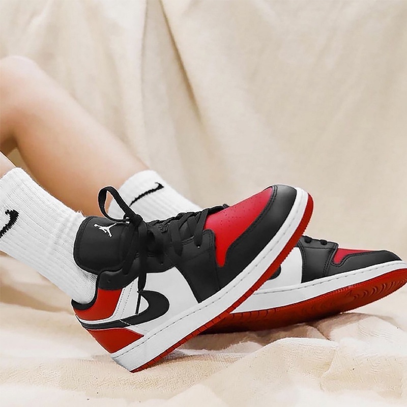 ของแท้ รองเท้าNike Air Jordan 1 Low Black Toe sneakers รองเท้าผ้าใบ（อุปกรณ์ครบ จัดส่งฟรี）