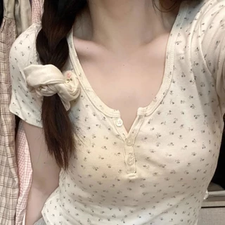 พร้อมส่ง เสื้อครอปเเขนสั้นสีนวลลายดอกไม้ น่ารัก คอกลม