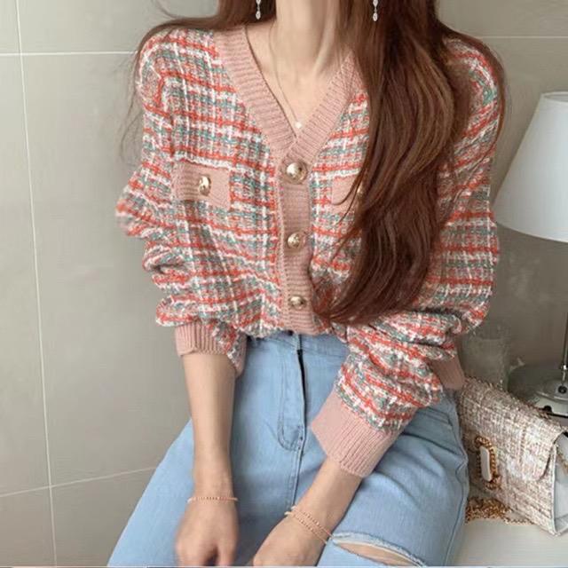 เสื้อไหมพรมผ้าถักทวิตแต่งกระดุมสีทองสีหวาน​ ใส่กันหนาวแบบเป๊ะๆ