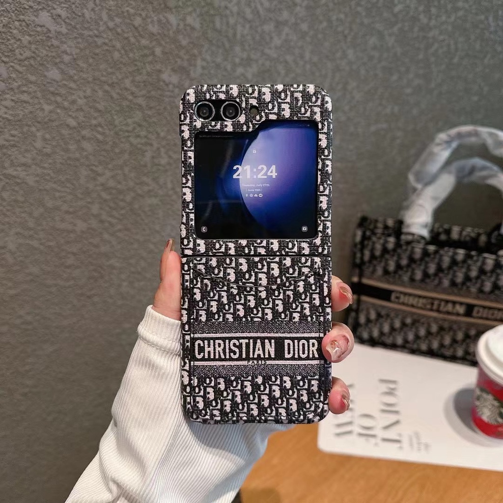 SAMSUNG หรูหราแบรนด์ใหญ่ใส่การ์ดเคสโทรศัพท์สําหรับsamsung Galaxy Z Flip 3 4 5 6 เคสโทรศัพท์คลุมทั้งหมดพับหนังลายนูนเคสโทรศัพท์
