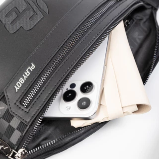 Playboy รุ่นMetro Men's Chest bag กระเป๋าคาดอกคาดเอวผู้ชาย รหัส ST-B251PBM304-BK ดีไซน์สกรีนยาง Logo สีCarbon Black