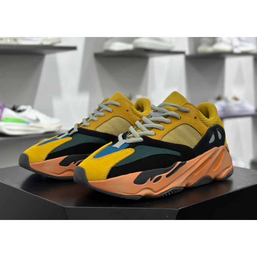 รองเท้าผ้าใบผูกเชือก Adidas Yeezy Boost 700 สีส้ม GZ6984 ไซส์ผู้ชาย