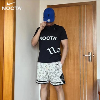 【พร้อมส่ง】เสื้อยืดแขนสั้นลําลอง ผ้าฝ้าย 100% พิมพ์ลาย NOCTA x Nike Drake ระบายอากาศ ทรงหลวม สําหรับผู้ชาย ผู้หญิง DM1727-010-100