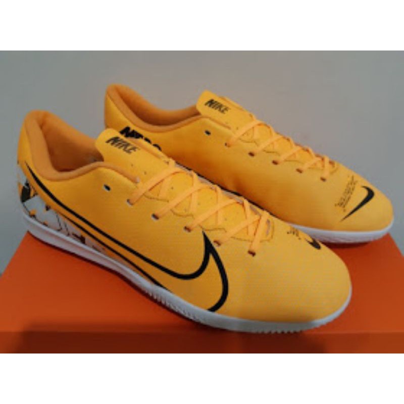 รองเท้าฟุตซอล Nike Mercurial Vapor 13 Club Laser สีส้ม กีฬา