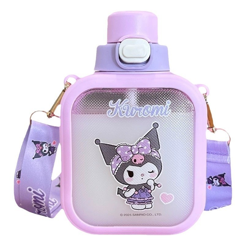 ถ้วยน้ํา Kuromi 2025 สไตล์ใหม่ Crayon Shin-Chan ขวดน้ําพร้อมฟาง Crossbody เด็กนักเรียนถ้วยพลาสติกสี่เหลี่ยมแบบพกพา