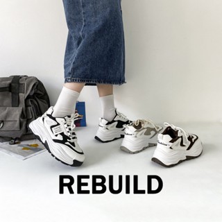 REBUILD  รองเท้าผ้าใบผู้หญิง สีขาว พื้นหนา รองเท้าผ้าใบส้นสูงส้นหนา รองเท้าแฟชั่น ผูกเชือก  จุดสว่าง สบาย คลาสสิก เหมาะสม FBX239164U37Z230915