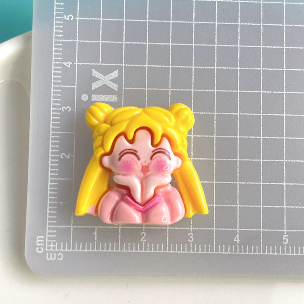 [4 #] การ์ตูนเซเลอร์มูนแวววาว อุปกรณ์เสริมเรซิน กาวครีม เครื่องประดับผม diy เชือกรัดผม หัวเข็มขัดรองเท้า ตกแต่งความงาม รูรองเท้า หัวเข็มขัด อุปกรณ์เสริม SC