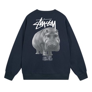 Stussy - เสื้อกันหนาว คอกลม พิมพ์ลายฮิปโป แฟชั่น อเนกประสงค์ นําเข้า ล้างออกได้หลายร้อยครั้ง สไตล์เดียวกัน สําหรับผู้ชาย และผู้หญิง Jdye