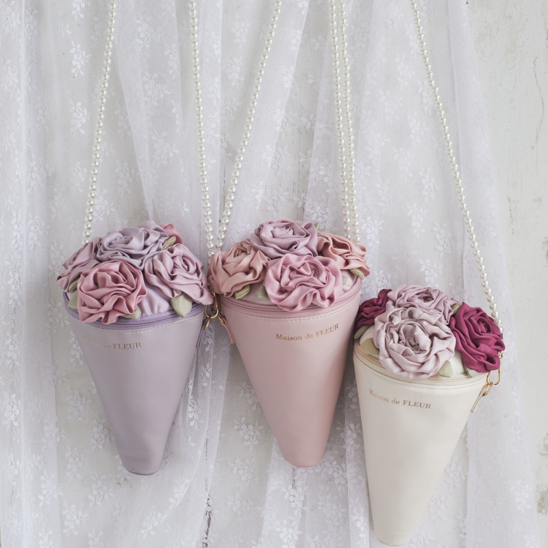 จํากัดสต็อก!!! 【 Maison De FLEUR】กระเป๋าสะพายไหล่ ลายดอกไม้ ไอศกรีม สไตล์ญี่ปุ่น พร้อมสายโซ่คล้อง ประดับไข่มุก ใส่โทรศัพท์มือถือได้