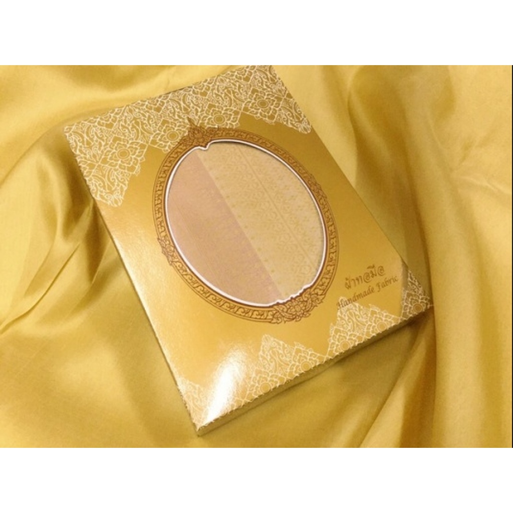 กล่องใส่ผ้าไหม กล่องสีทองไทย ขนาด 29x21.5x4.5cm เหมาะสำหรับใส่ผ้าไหมผืนยาว2-8หลา หน้ากล่องใสโชว์ลายผ้า รหัส BX-006
