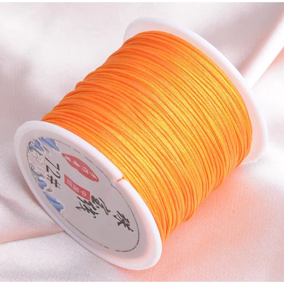 ไหมญี่ปุ่น 2 ชั้น ใช้ร้อยลูกปัด ถักเครื่องประดับเส้นแน่น เรียบลื่น ขนาด 0.8 มิล ยาว 45 เมตร และสีขาว 1 มิล ยาว 23 เมตร