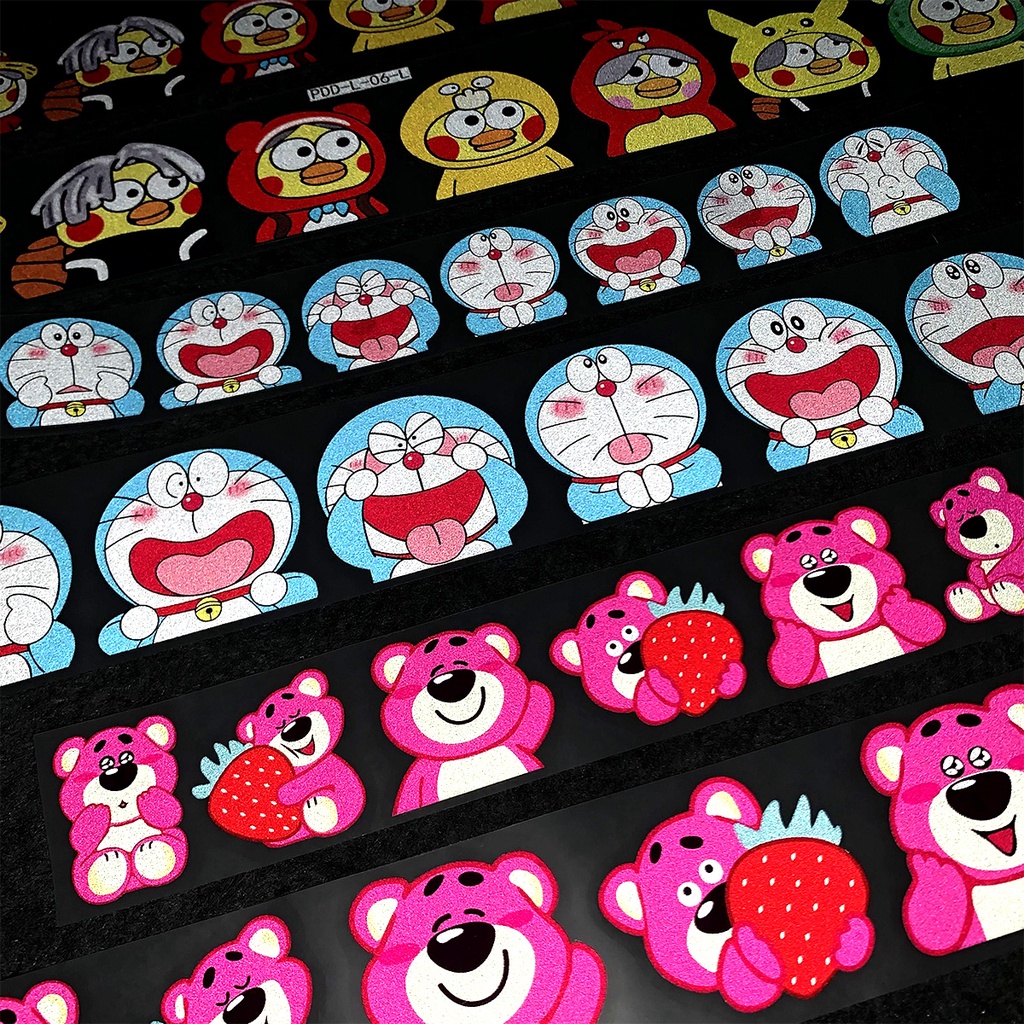 สติกเกอร์สะท้อนแสง ลายการ์ตูนโดราเอมอน สตรอเบอร์รี่ หมี Lotso Crayon Shin-chan น่ารัก สําหรับติดตกแต่งรถยนต์ รถจักรยานยนต์ สกูตเตอร์ รถยนต์ หน้าต่าง กระจกหลัง กันชน