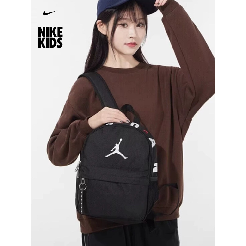 Nike Air Jordan Nike กระเป๋านักเรียนเด็กชายและเด็กหญิง เป้สะพายหลัง กระเป๋าพักผ่อนกลางแจ้ง กระเป๋าค