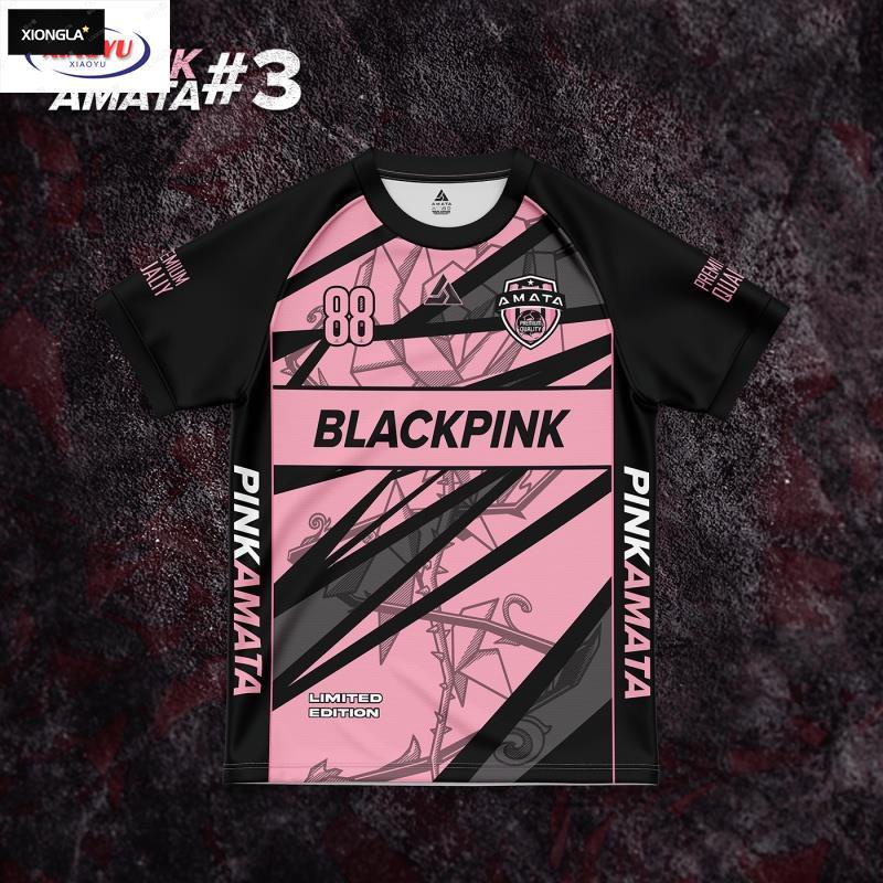 เสื้อกีฬาคอกลม สีดํา และสีชมพู