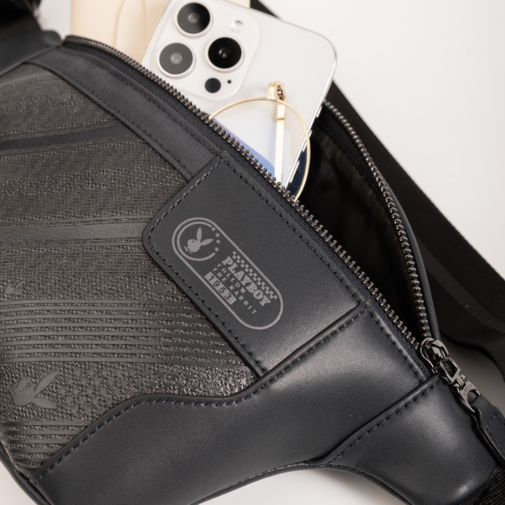 Playboy รุ่น Urban กระเป๋าคาดอกคาดเอวผู้ชาย รหัส ST-B251PBM302-BLดีไซน์แต่งขอบหนังสกรีนลายเส้นเอียงซิบหน้า  สี Navy Blue - รูปที่ 5